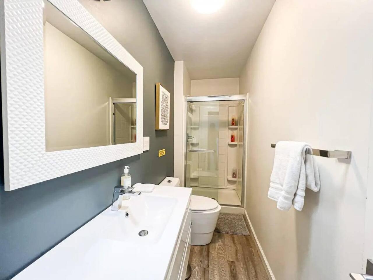 Bright 2-br Near Lax With Shared Yard - Sh2-lad Hébergement de vacances *